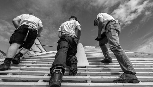 Höhenangst nicht erwünscht. Auf der Baustelle beim Projekt Dachsanierung an der Dorfstrasse in Schöftland bei der Firma "Blumen Faes".