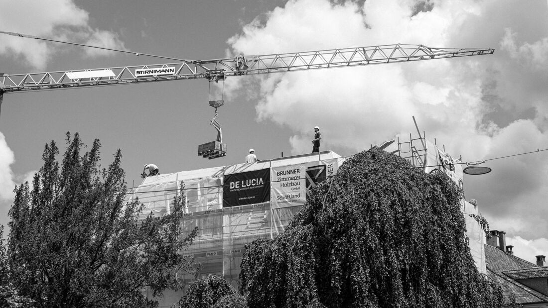 Sanierung der Bedachung an der Laurenzenvorstadt in Aarau, ausgeführt durch die Brunner Zimmerei Holzbau GmbH.