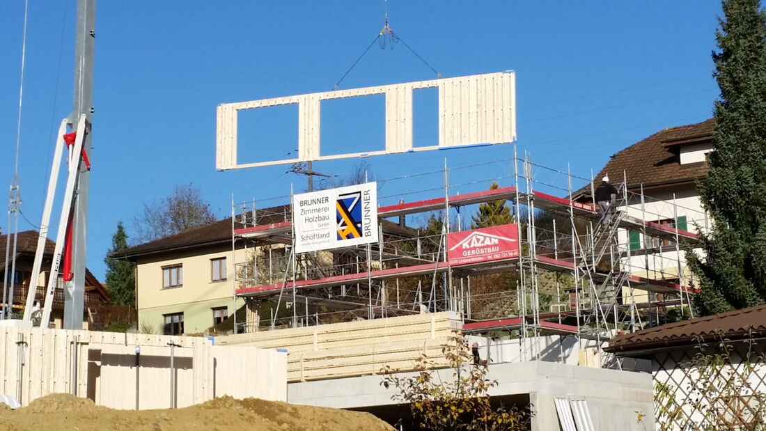 Brunner Planungen GmbH Projekt Zweifamilienhaus "Kehracker" in Schmiedrued. Erste Elemente des Hauses werden montiert.