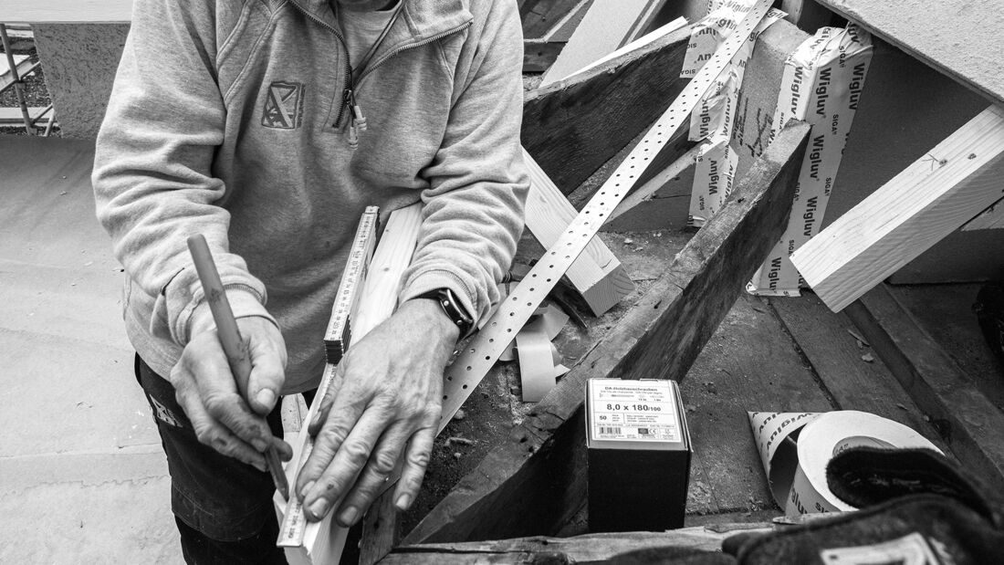 Auf der Baustelle beim Projekt Dachsanierung an der Dorfstrasse in Schöftland bei der Firma "Blumen Faes".