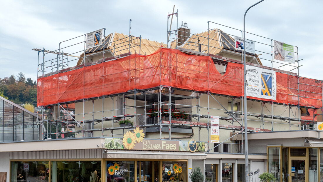 Dachsanierung durch die Brunner Zimmerei Holzbau GmbH an der Dorfstrasse in Schöftland bei der Firma "Blumen Faes".