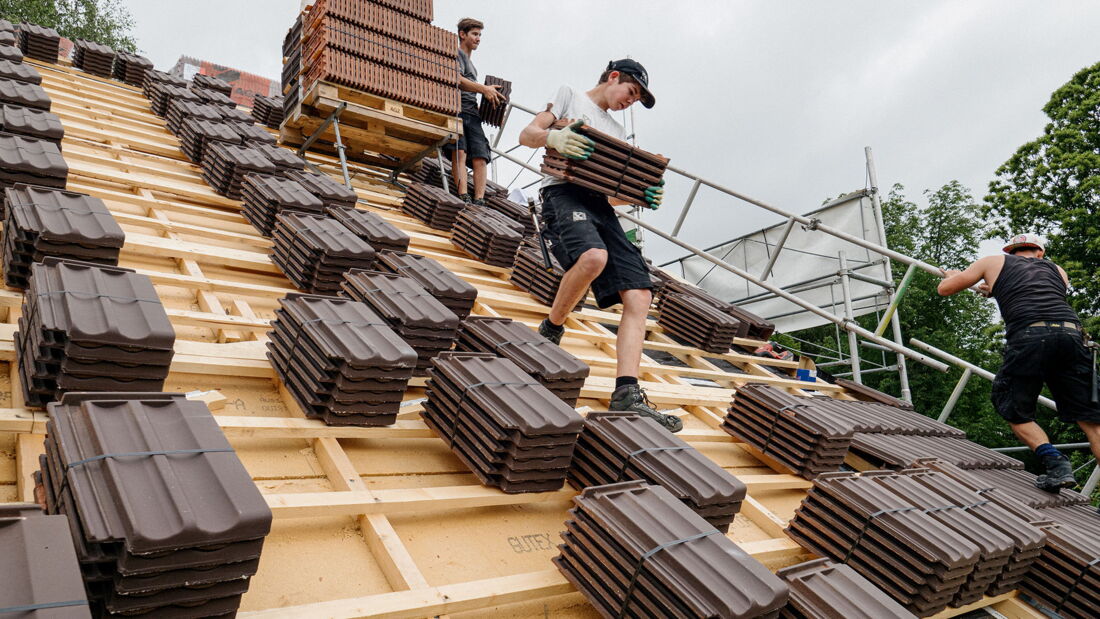 Neueindeckung an der Entfelderstrasse in Aarau, umgesetzt durch Brunner Zimmerei Holzbau GmbH.