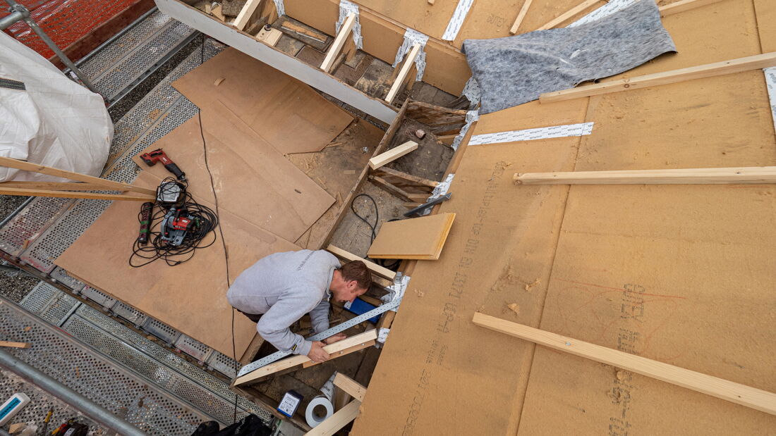 Das Brunner Zimmerei Holzbau GmbH Team bei der Arbeit an der Dorfstrasse in Schöftland bei der Firma "Blumen Faes".