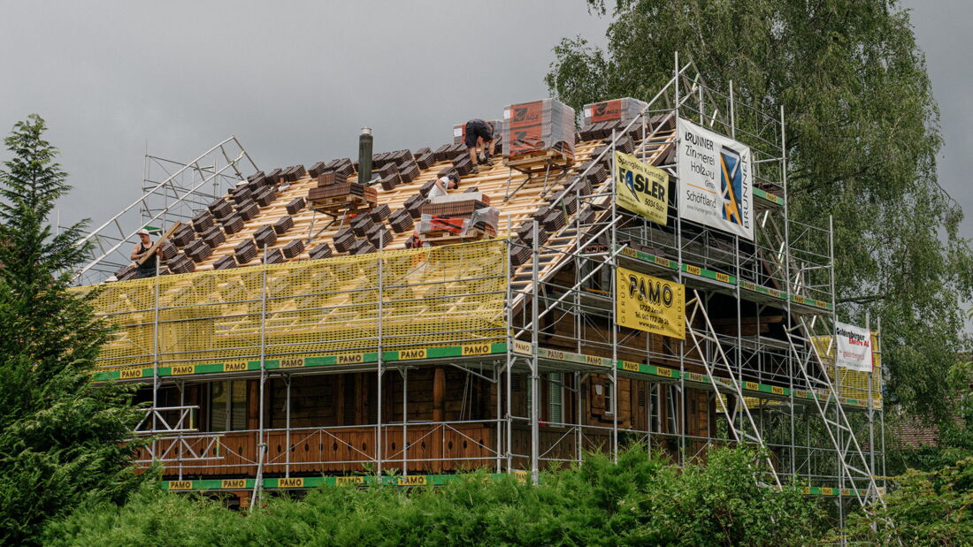 Sanierung der Bedachung eines Wohnhauses an der Entfelderstrasse in Aarau, umgesetzt durch Brunner Zimmerei Holzbau GmbH.