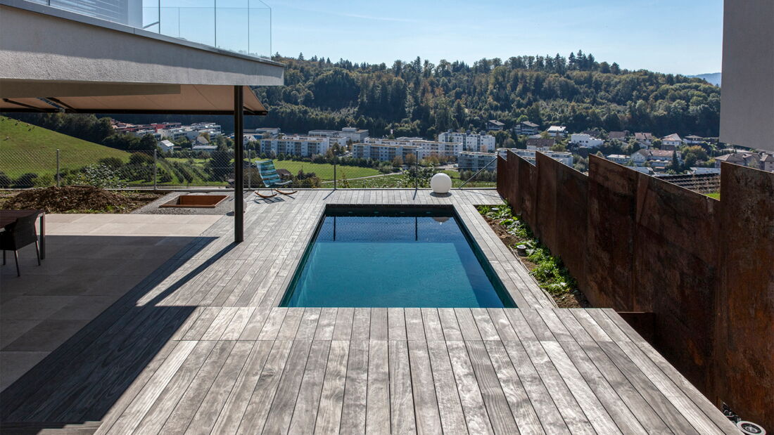 Accoya® Color Grey Terrassendeck in Oftringen. Mit wunderschöner Aussicht.