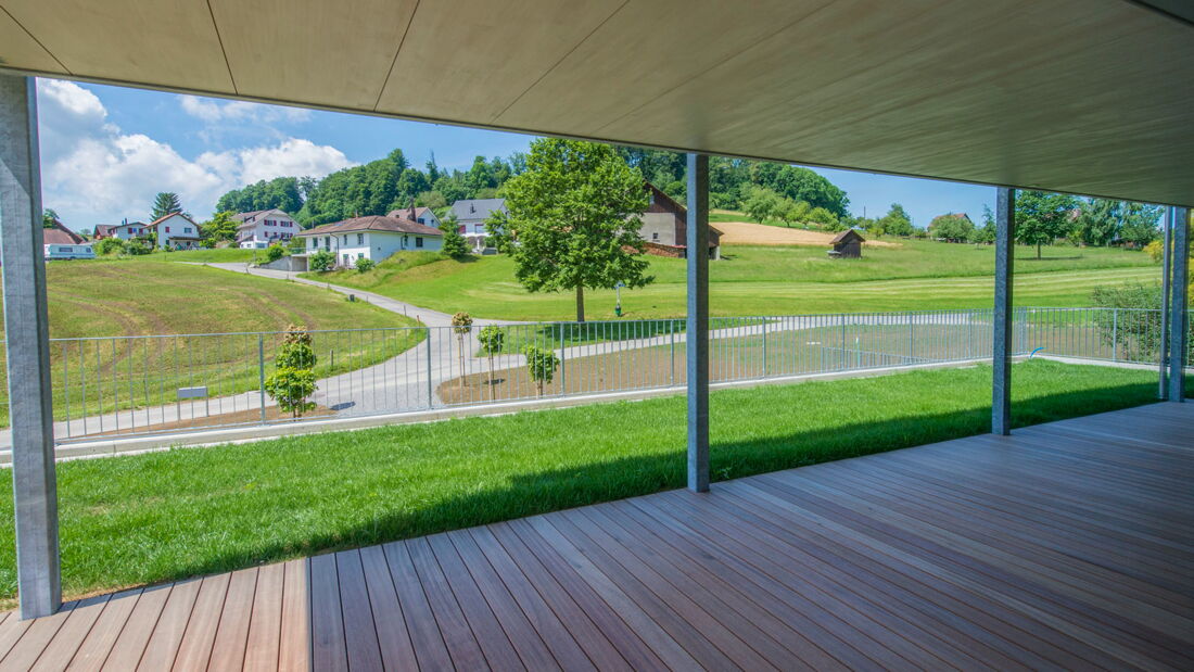 Brunner Planungen GmbH Projekt Zweifamilienhaus "Kehracker" in Schmiedrued. Offene Terrassen und Gartenumgebung beim Zweifamilienhaus.