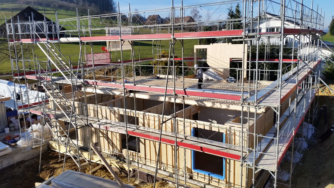 Brunner Planungen GmbH Projekt Zweifamilienhaus "Kehracker" in Schmiedrued. Das Haus im Aufbau.