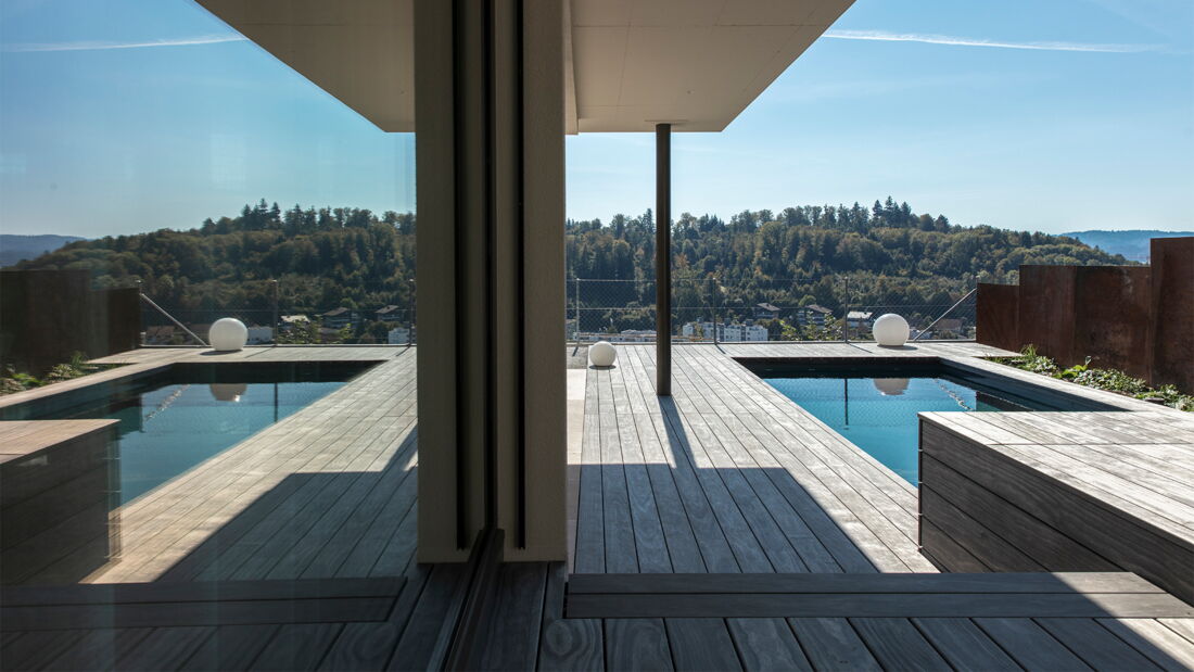 Accoya® Color Grey Terrassendeck in Oftringen. Mit wunderschöner Aussicht.