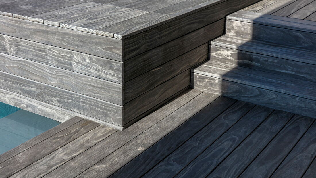 Accoya® Color Grey Terrassendeck in Oftringen. Komplett durchgefärbtes Holz, für einen authentischen Witterungseffekt.