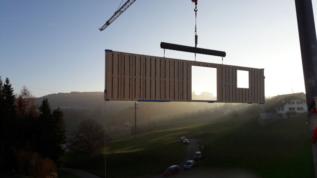 Brunner Planungen GmbH Projekt Zweifamilienhaus "Kehracker" in Schmiedrued. Volle Konzentration bei der Montage des Elementhauses.