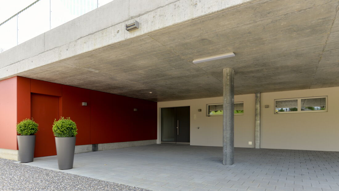 Brunner Planungen GmbH Projekt Zweifamilienhaus "Kehracker" in Schmiedrued. Grosszügiger Fahrzeugunterstand.