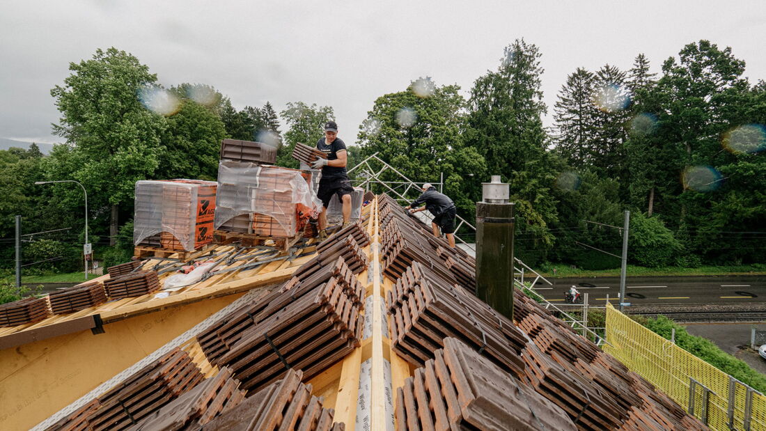 Sanierung der Bedachung eines Wohnhauses an der Entfelderstrasse in Aarau, umgesetzt durch Brunner Zimmerei Holzbau GmbH.