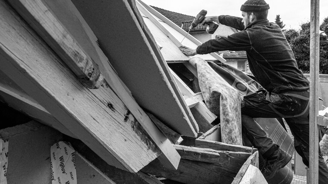 Blick über die Schulter auf der Baustelle beim Projekt Dachsanierung an der Dorfstrasse in Schöftland bei der Firma "Blumen Faes".