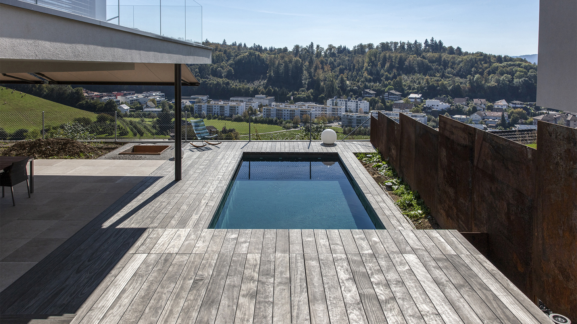 Accoya® Color Grey Terrassendeck in Oftringen. Mit wunderschöner Aussicht.